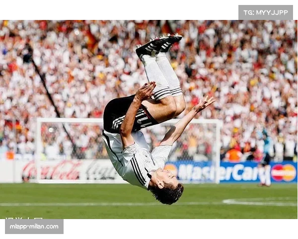 记者预测哈兰德蝉联金靴，拉亚全票当选最佳门将